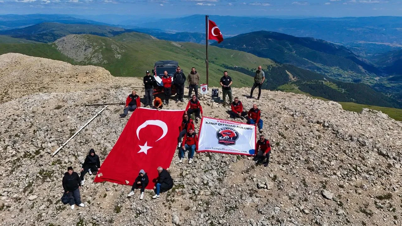 Off road ekibi Ilgaz Dağında Türk bayrağını yeniledi