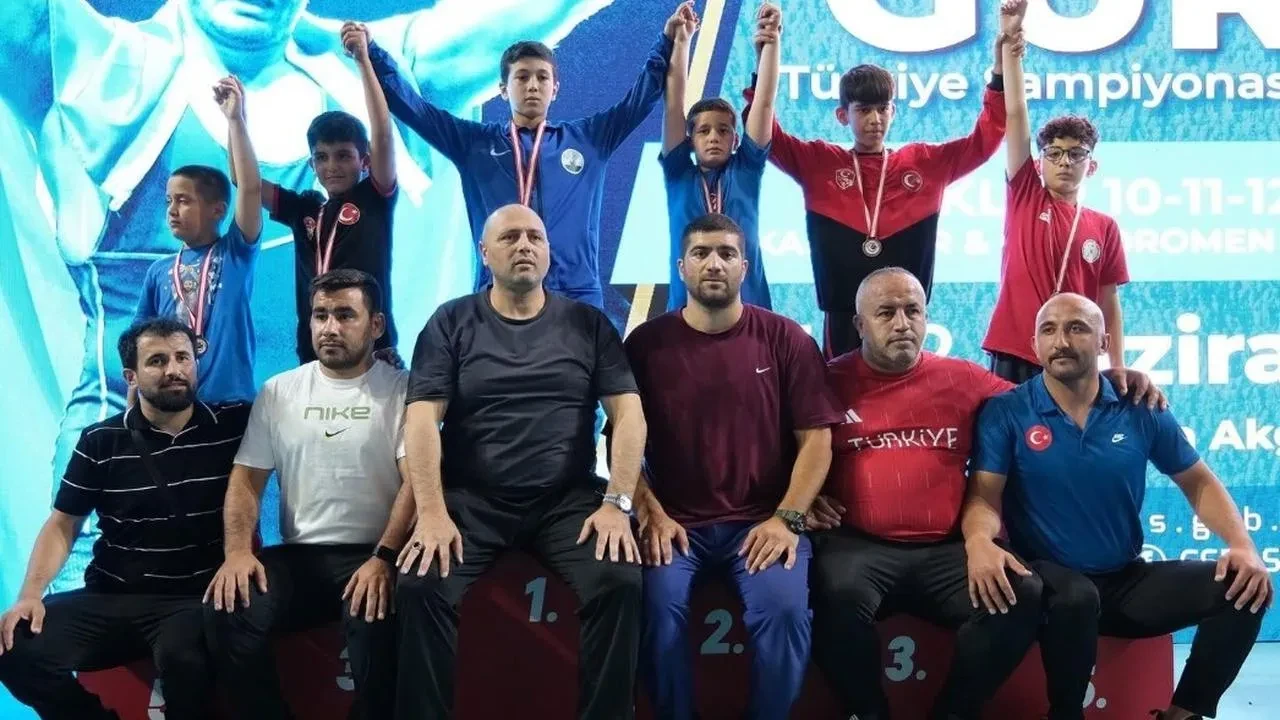 Kartepe güreşçileri Minikler Türkiye Şampiyonasında madalyaları topladı