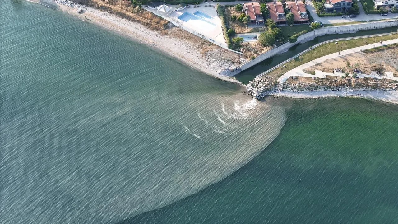 Beylikdüzü sahilinde Marmara Denizi kahverengiye dönüştü