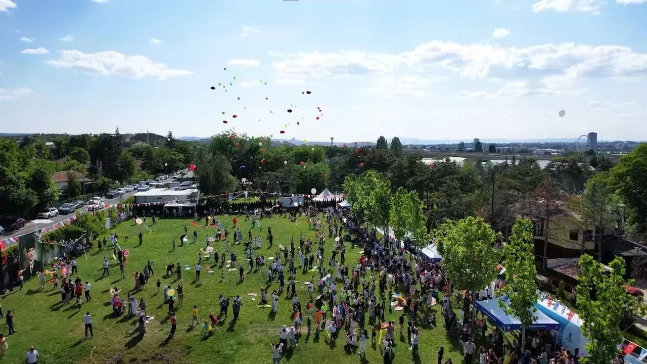 Gazi Parkında Babalar Günü uçurtma şöleni yaşandı