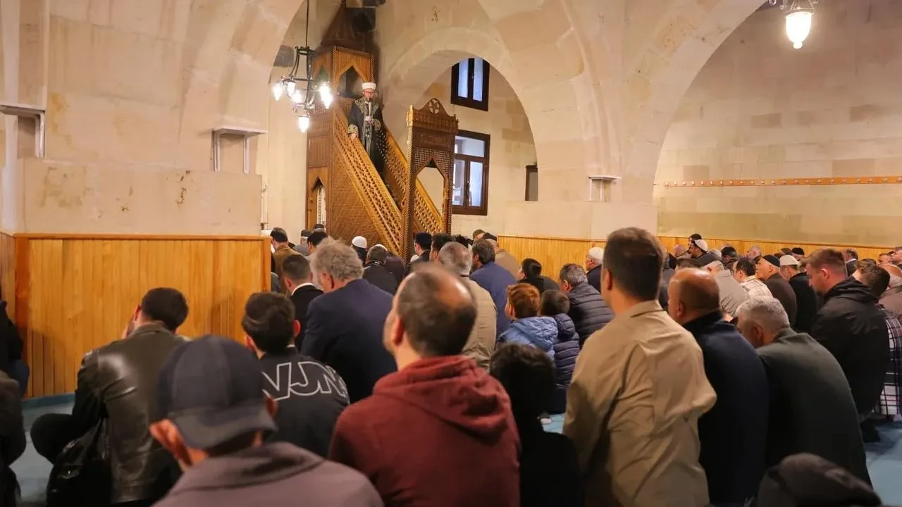 Bayburt Ulu Camii bayram namazında yüzlerce kişi buluştu