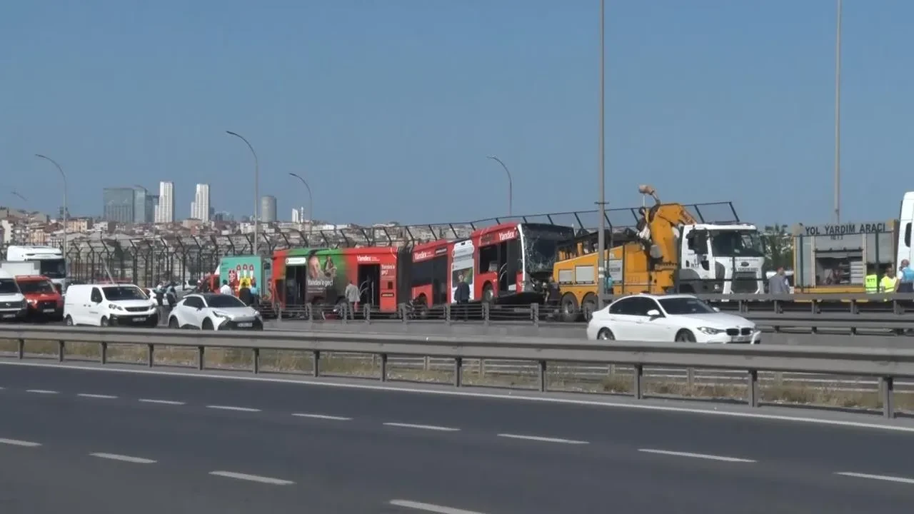 metrobüs kaza  For SEO Title: Haliç Köprüsünde Yardım Aracı Metrobüs Kazası Yaşandı