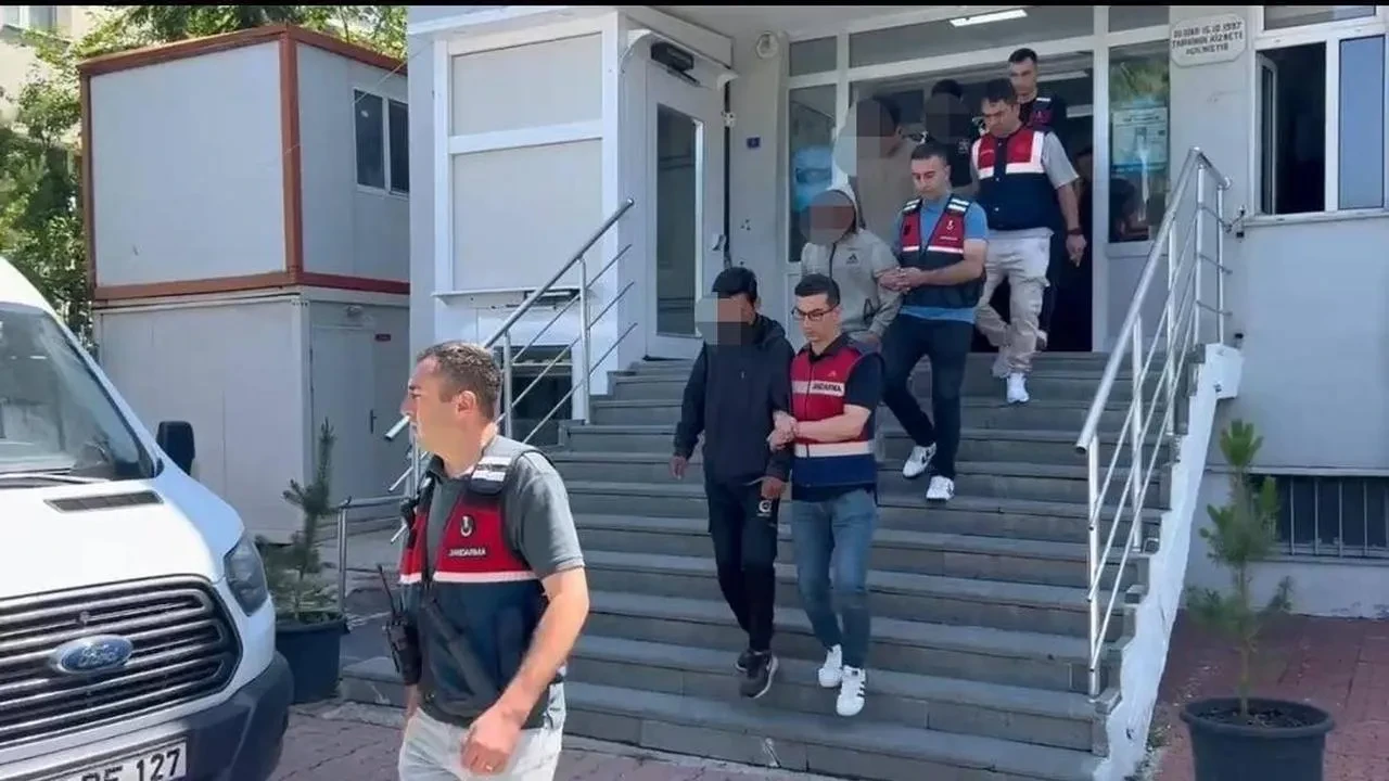 Artvin Şavşatta göçmen kaçakçıları ve Afganlar yakalandı