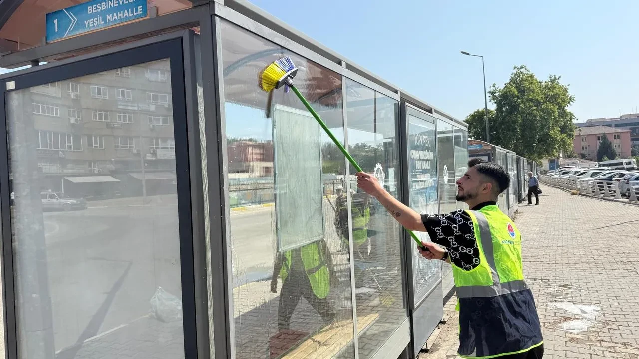 Karabük Belediyesi durak temizliği için harekete geçti