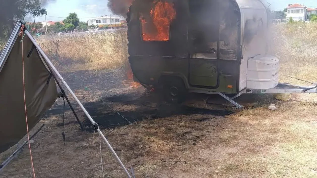 Park halindeki karavan Enez sahilinde alev aldı