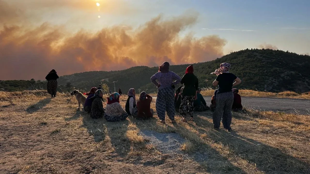 Manisa Akhisar orman yangını on mahalleyi etkiliyor
