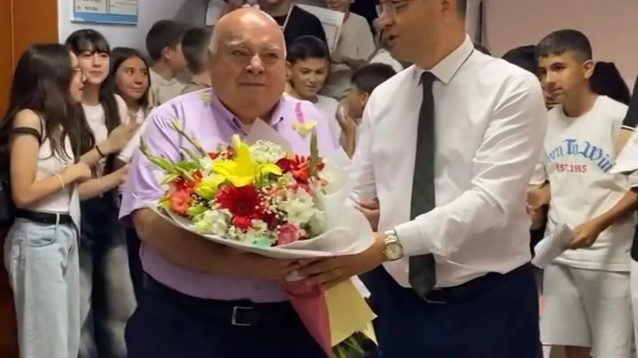 Eskişehirde Melahat Ünügür Ortaokulu müdürü gözyaşlarıyla veda etti