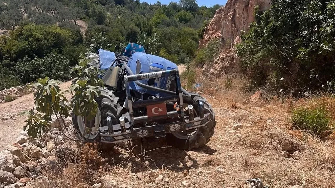 Hatayın Altınözü ilçesinde devrilen traktörden yaralı kurtuldular