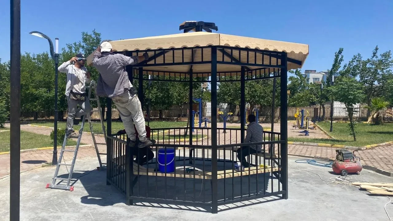 Kahta Belediyesi parkları yaz sezonuna hazırlıyor