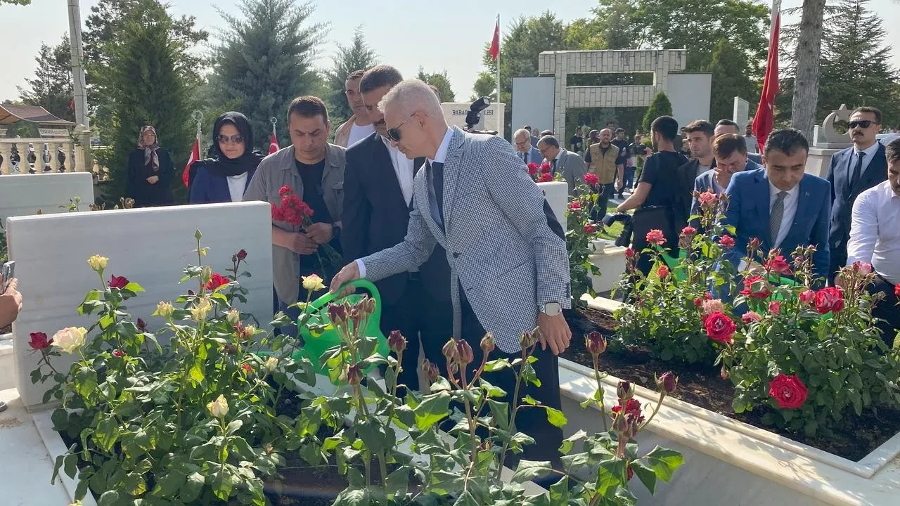 Karaman protokolü bayram öncesi şehitlik ziyaretinde buluştu