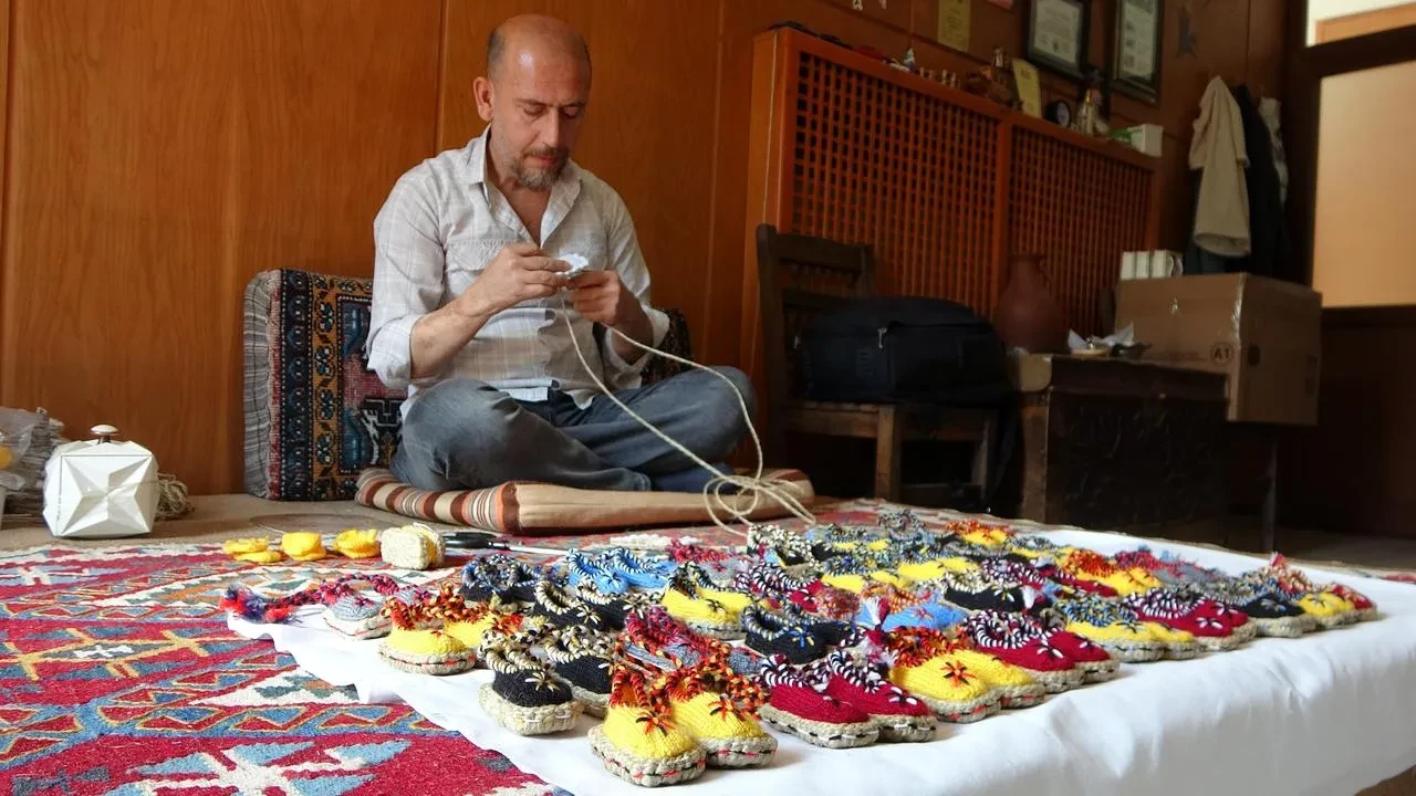 Van Gölü sahilinde sazlık alan alev aldı