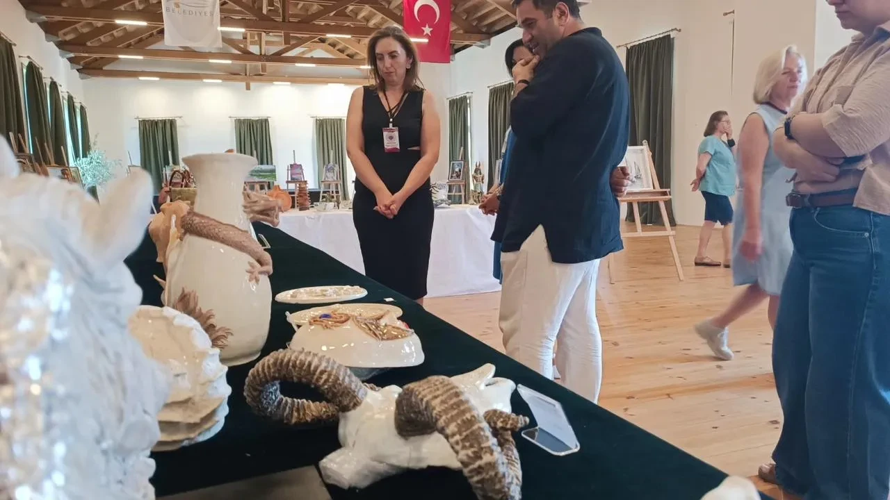 Ayvalık HEM sanat sergisi Kırlangıç AVM'de keşfedilmeyi bekliyor