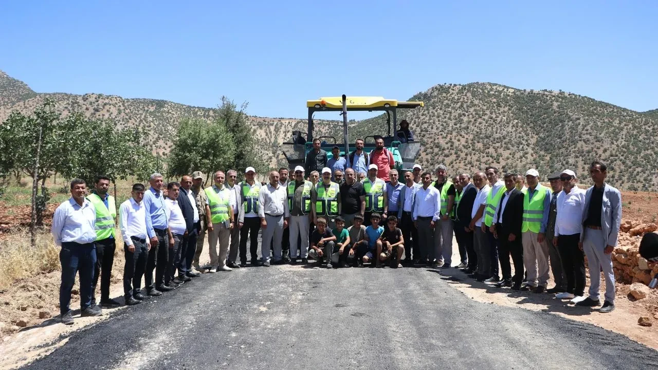 Siirt Eruh köy yolları sıcak asfaltla buluşuyor