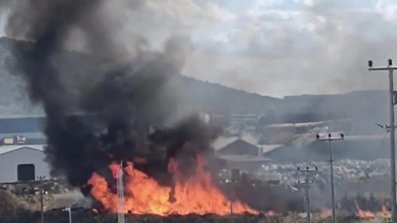 Bandırma OSB palet yangını itfaiye ekipleri söndürdü