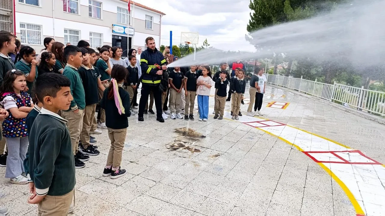 Alaca Belediyesi öğrencilere yangın eğitimi veriyor