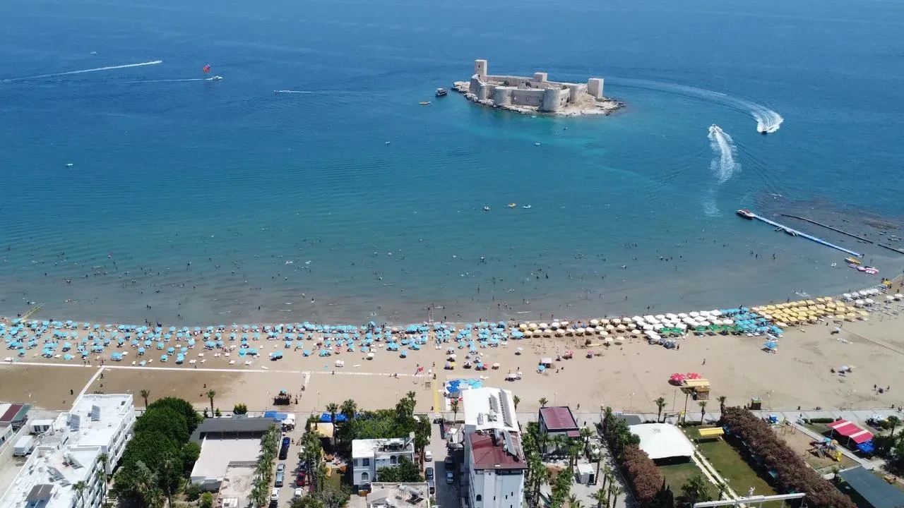 Mersin Kızkalesi sahillerinde bayram sonrası tatil sürüyor