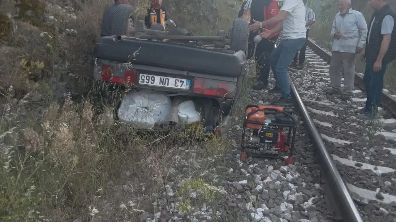 Dursunbey tren yoluna uçan otomobil kurtarıldı
