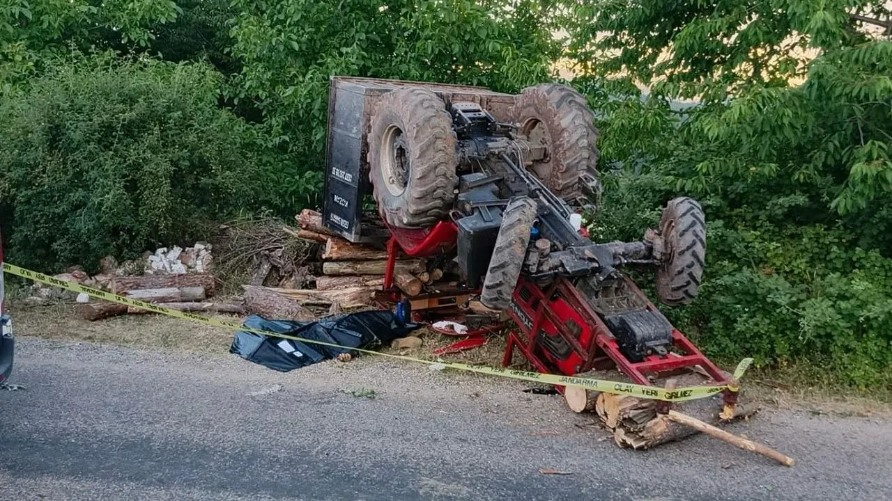 Boluda köy yolunda genç sürücülü traktör devrildi