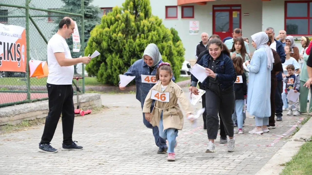 TOGÜ kampüsünde aileler oryantiring sporunu keşfetti