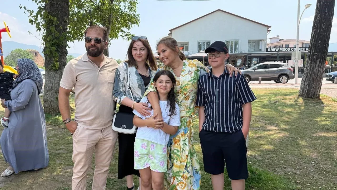 Demet Akalın küçük hayranı ile İznik Gölünde buluştu