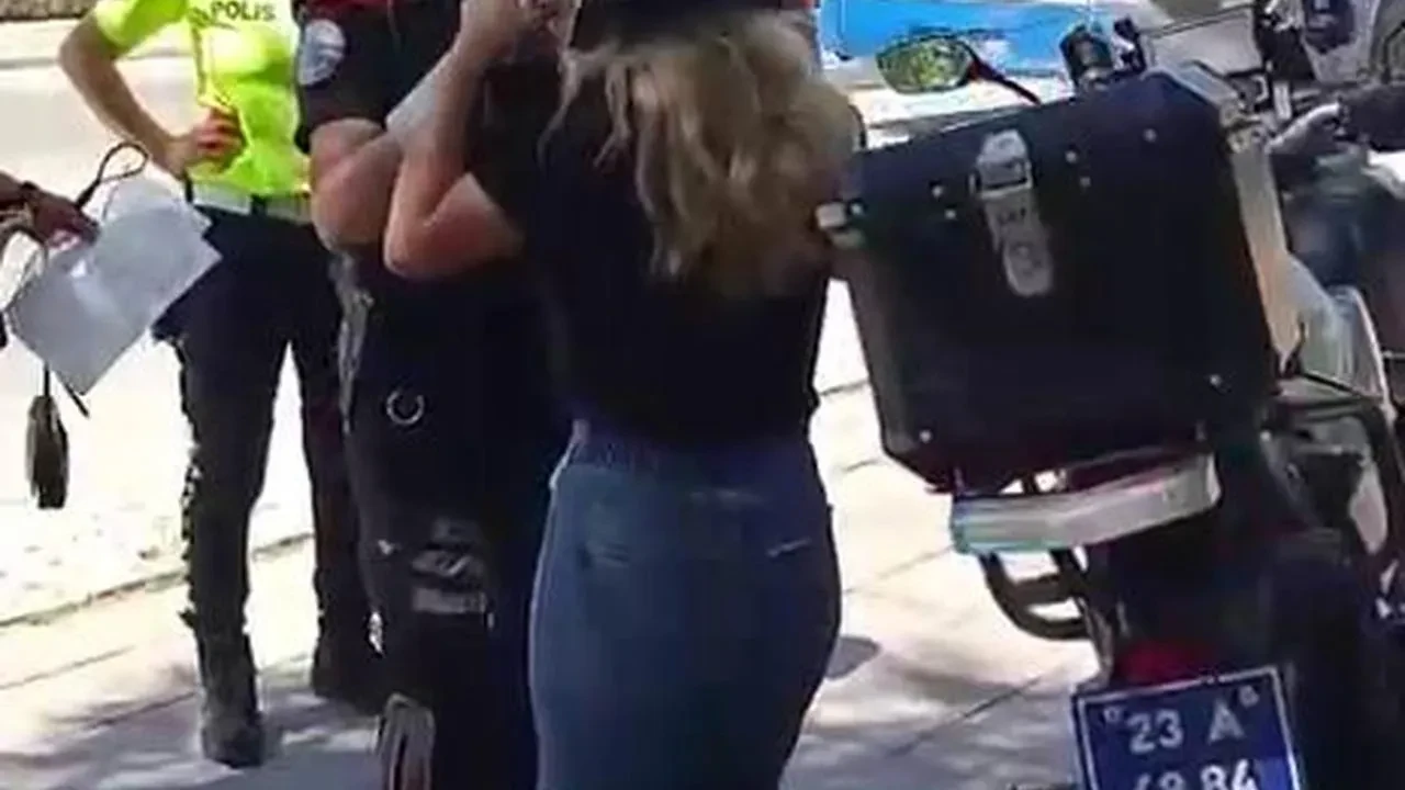 Elazığ polisi TYT sınavına geç kalan öğrencileri yetiştirdi