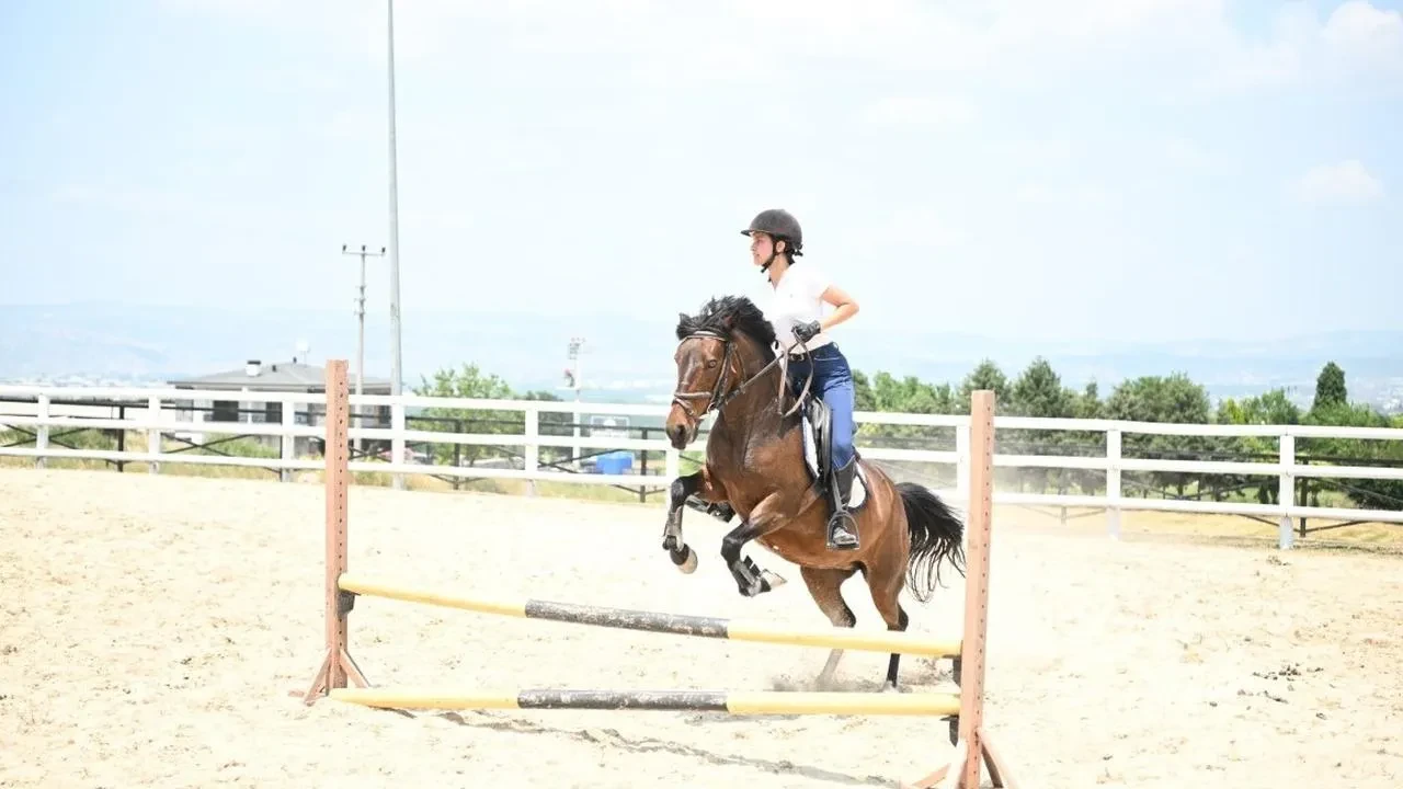 Kartepe Belediyesi gençleri atlarla buluşturuyor