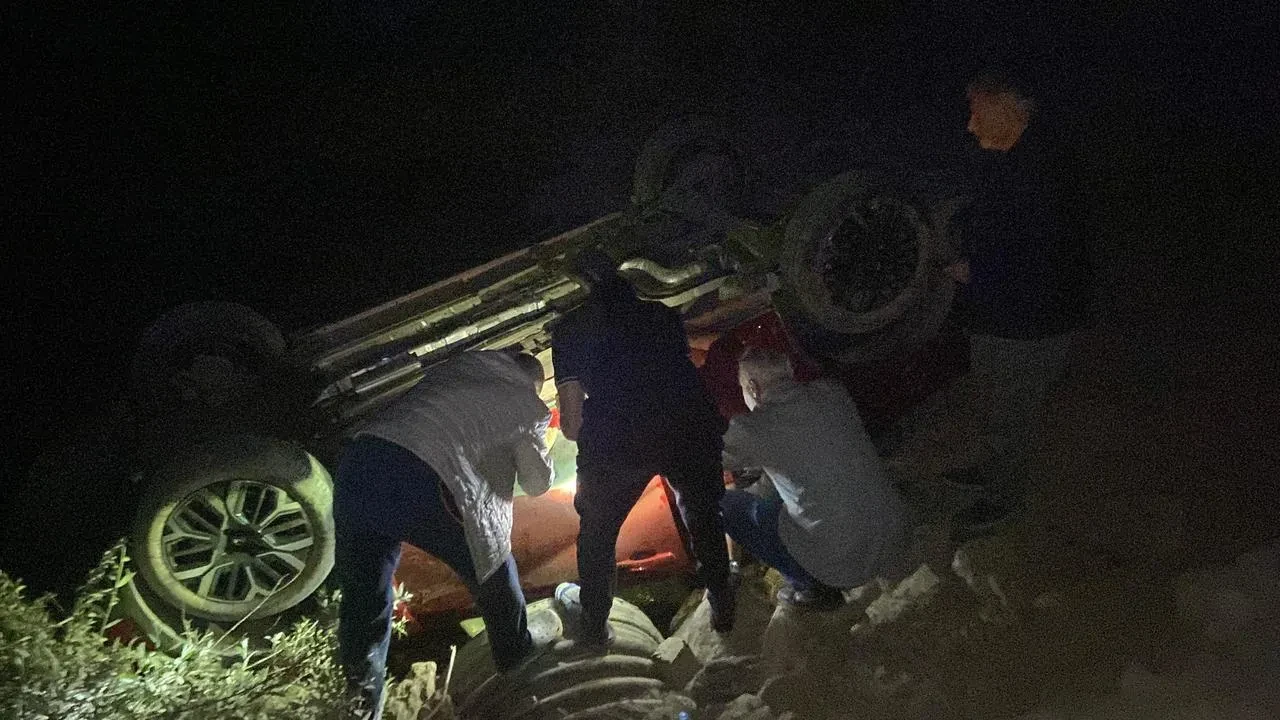 Kemaliye Gözaydın köyünde otomobil su kanalına düştü