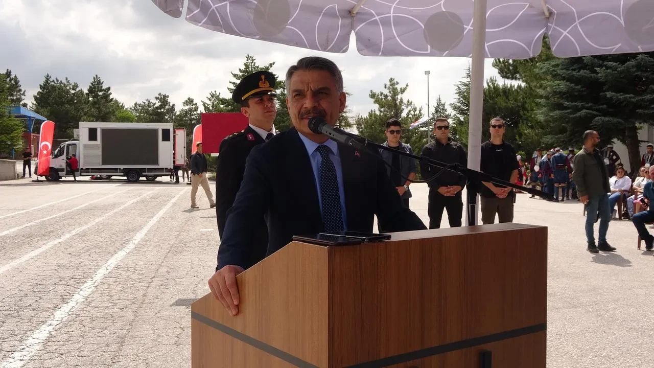 Yozgatlı besici ağaç dalındaki dev yılanı görüntüledi