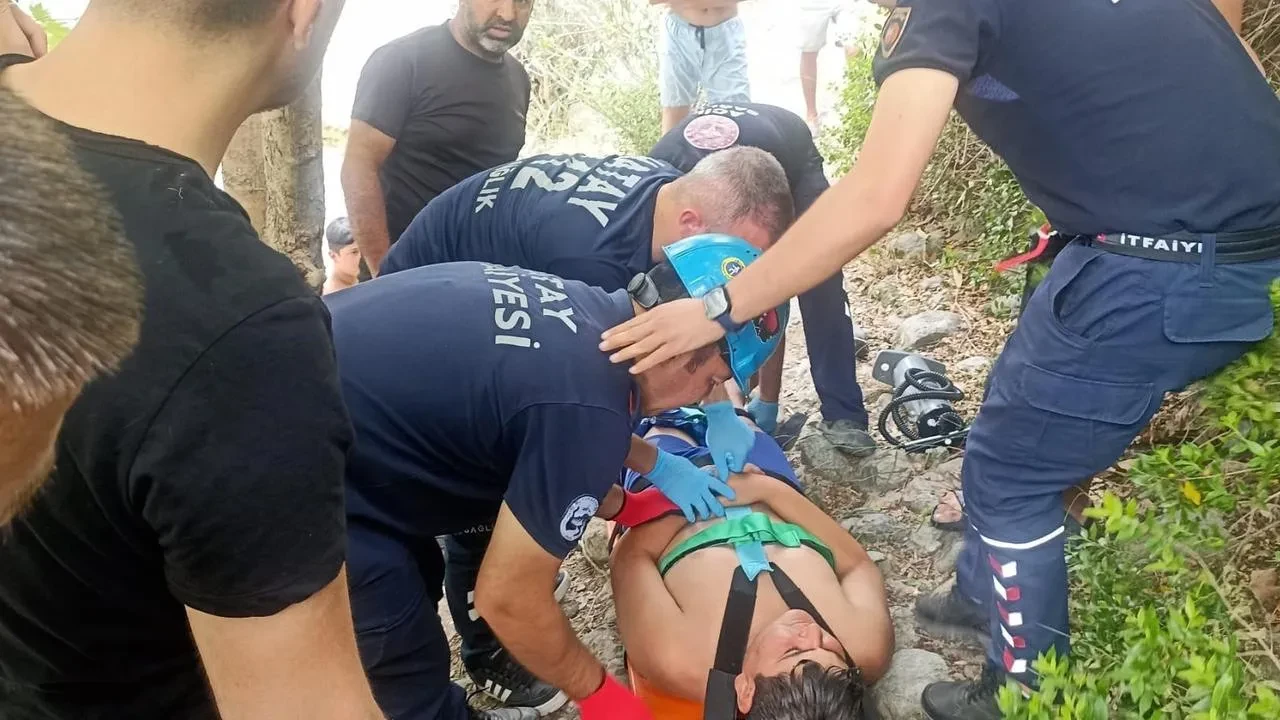 Deliçayda kayalıklara sıkışan adamı itfaiye kurtardı