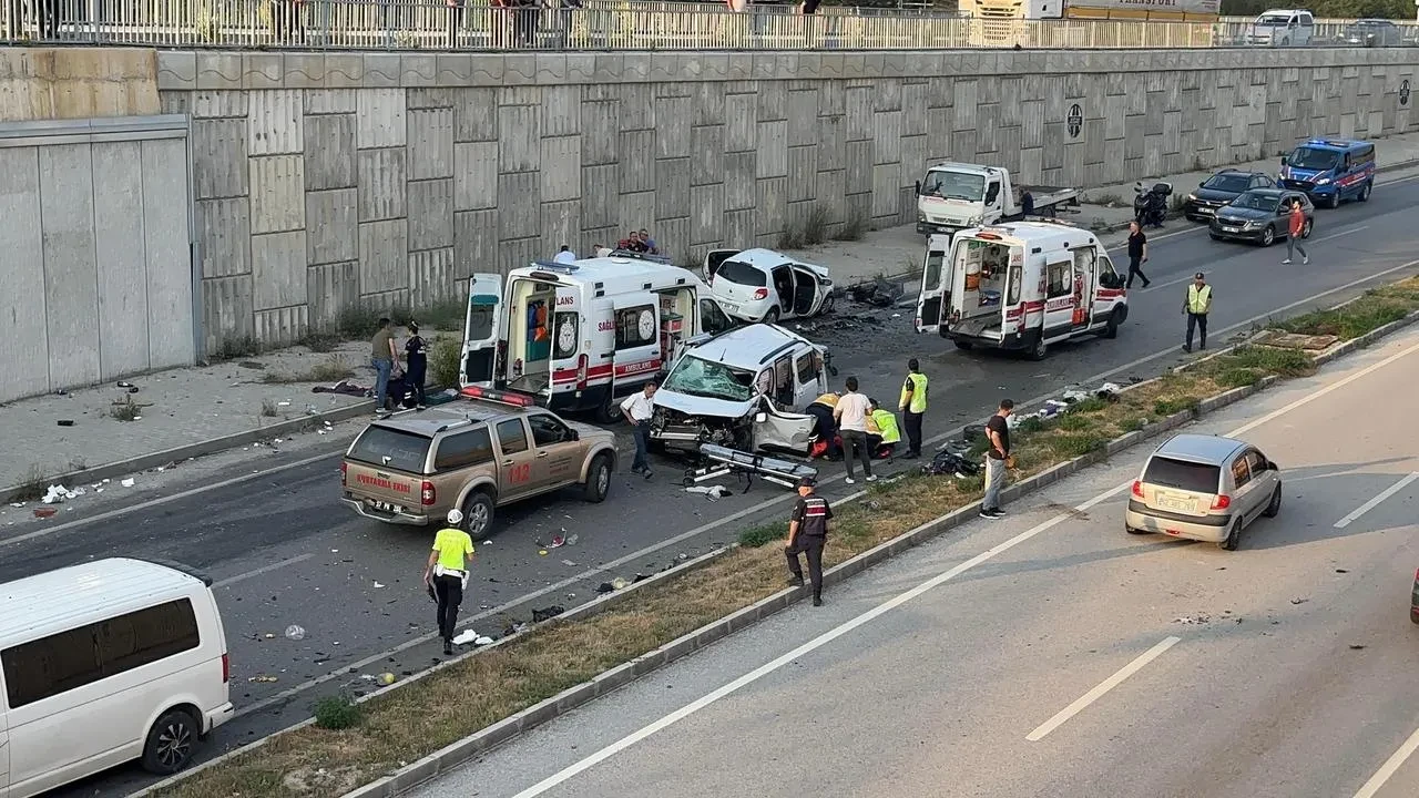 Tosya D100de üç araç zincirleme kazaya karıştı