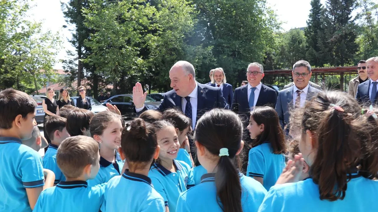 Başkan Tatık Tavas öğrencilerinin karne sevincini paylaştı