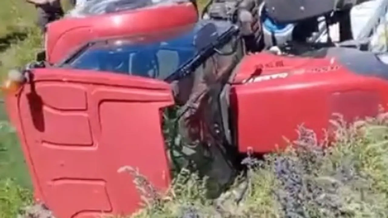 Karsta köy yolunda devrilen traktörü köylüler kurtardı