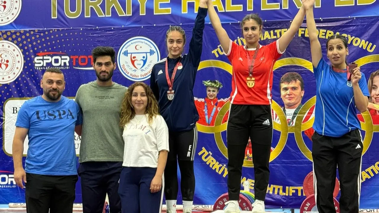 Buse Er Türkiye Halter Şampiyonasında gümüş kazandı