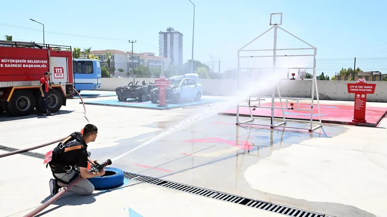 Mersin Büyükşehir Belediyesi itfaiye sınavında adaylar yarışıyor