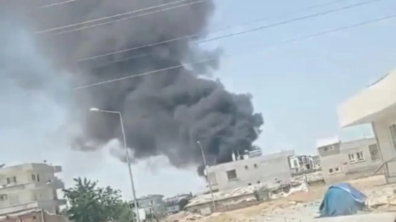 Batmanda elektrik şantiyesindeki plastik malzemeler alev aldı