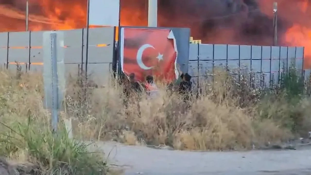 Bursada yanan Batim fabrikasında Türk bayrağı kurtarıldı