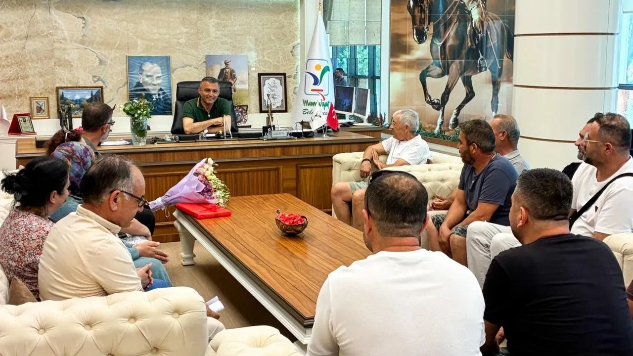 Manavgat Belediye Başkanı Kara pazar esnafıyla buluştu