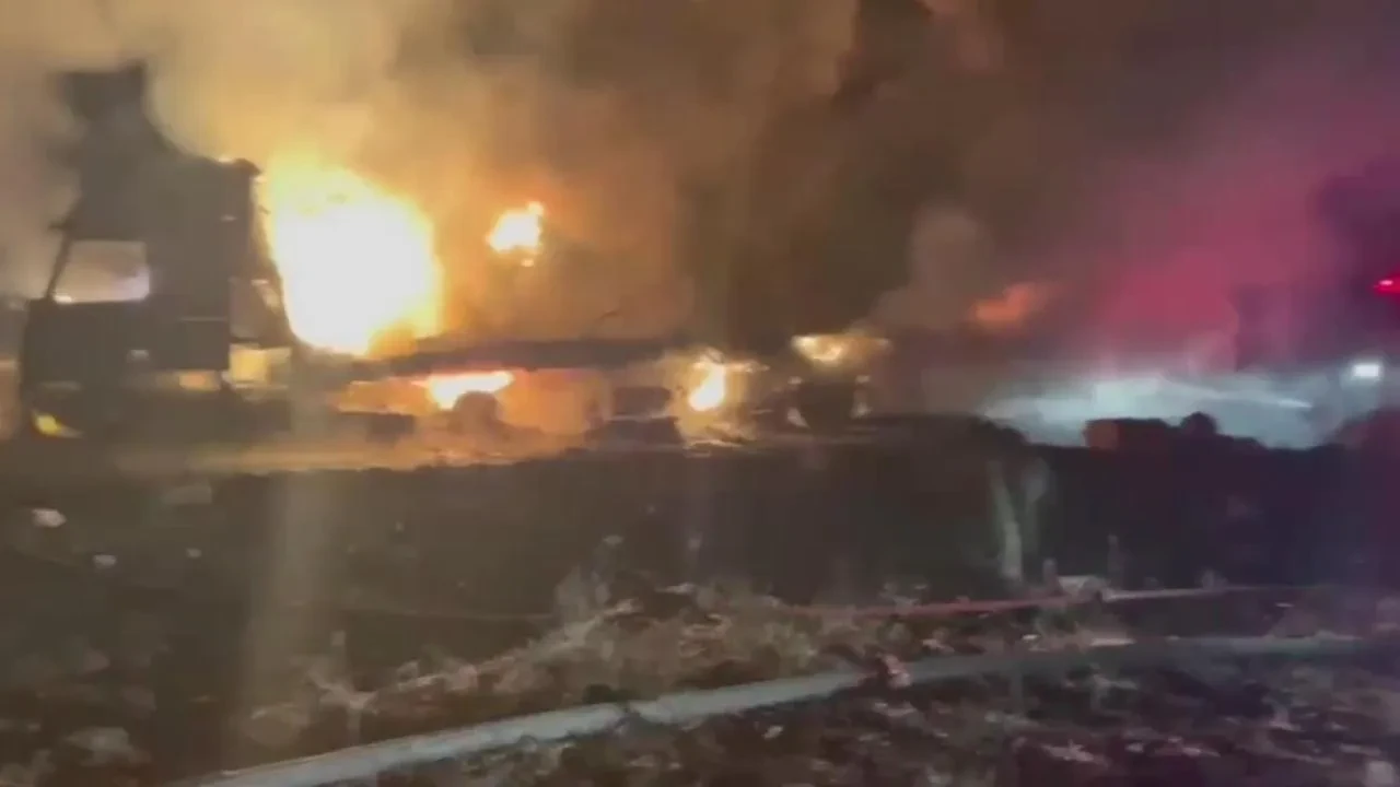 Viranşehirde hareket halindeki tır alev topuna döndü