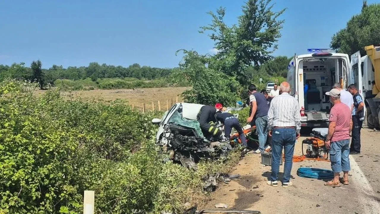 Karacabey yolunda kamyon otomobil kazası can aldı