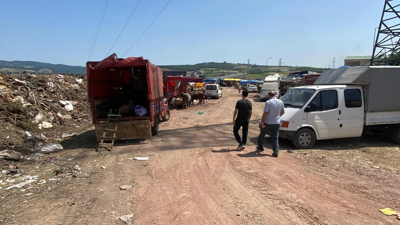 İzmit Belediyesi köylü satıcıları çöplükte satış yapıyor