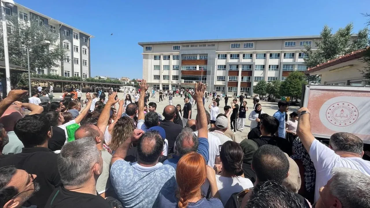 Denizli velileri LGS sınavında duygusal anlar yaşadı