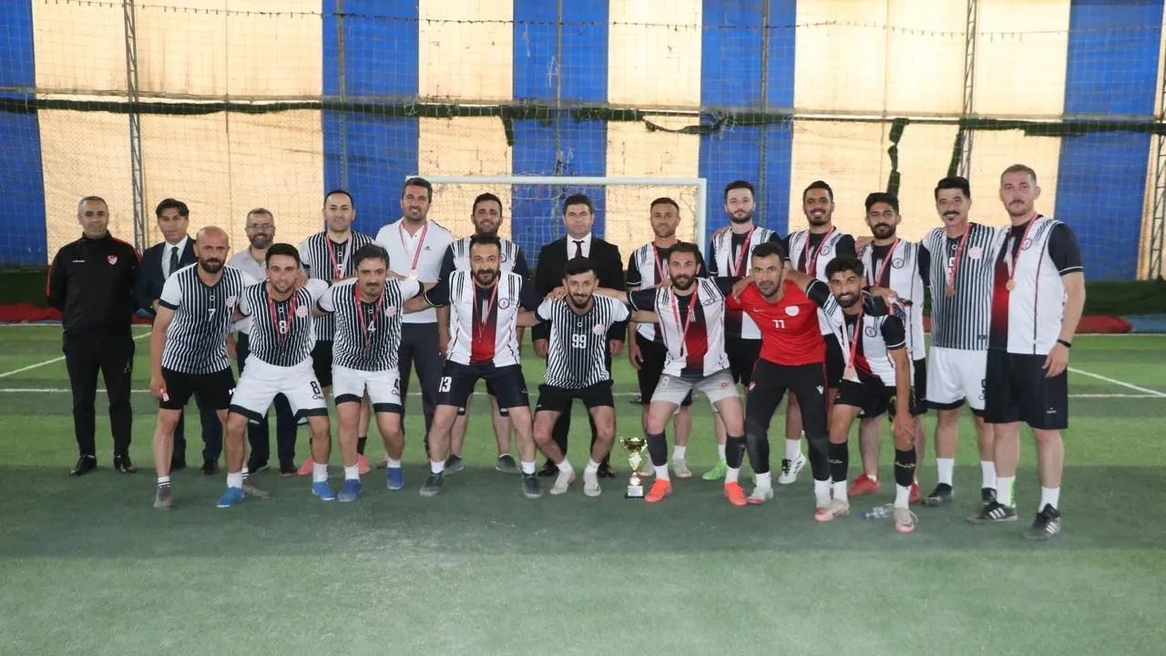 Hakkari öğretmenleri futbol turnuvasında şampiyonlarını belirledi