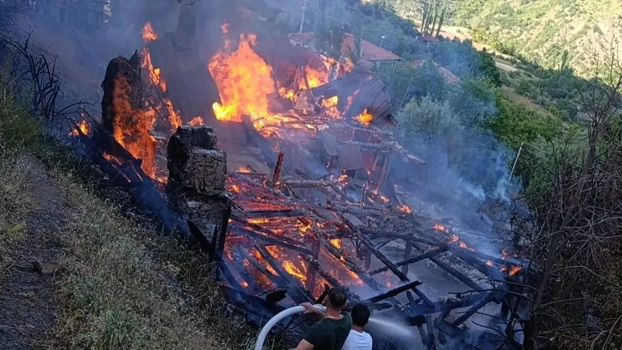 Çankırı Bayramören Oluklu köyünde iki ev yandı