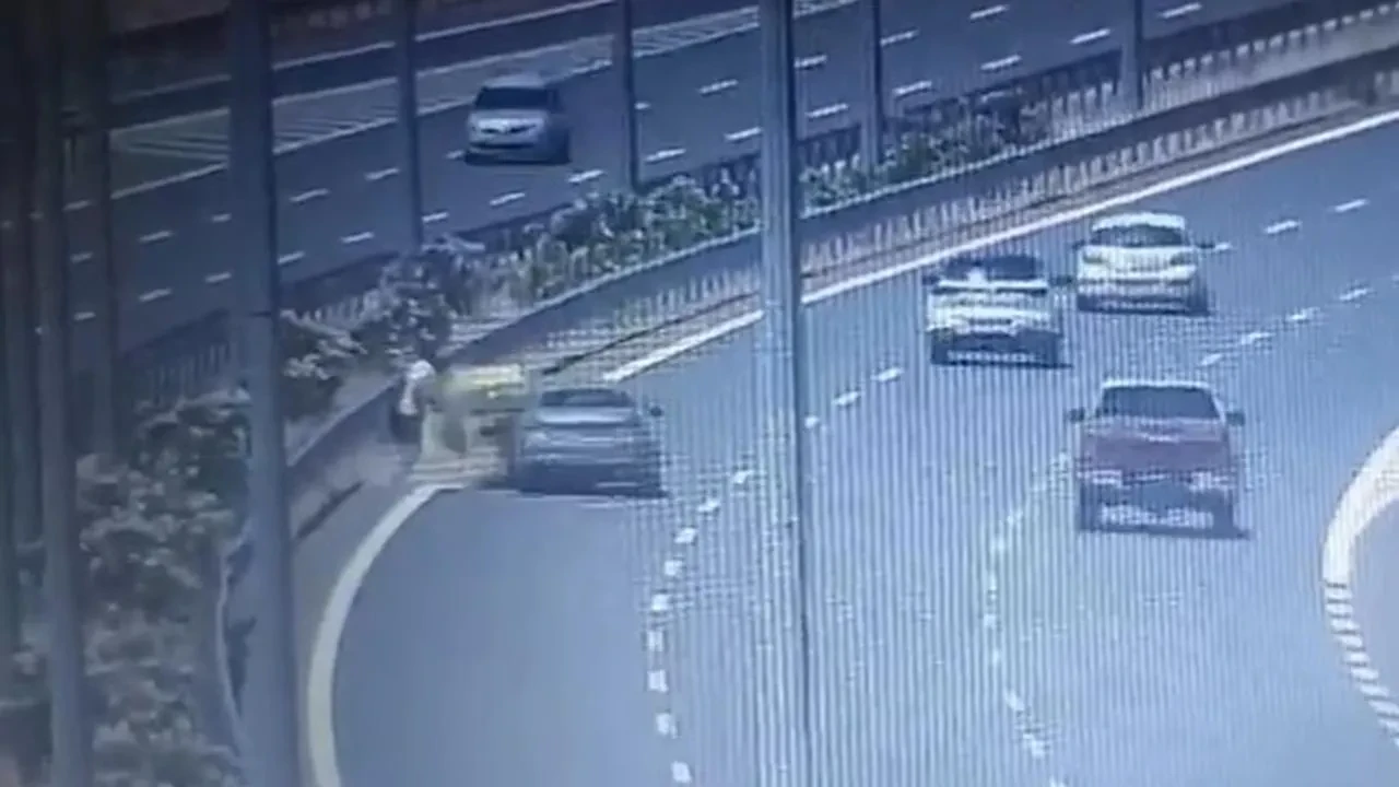 İzmir Menemen otoyolunda duran taksiye çarpan araç görüntülendi