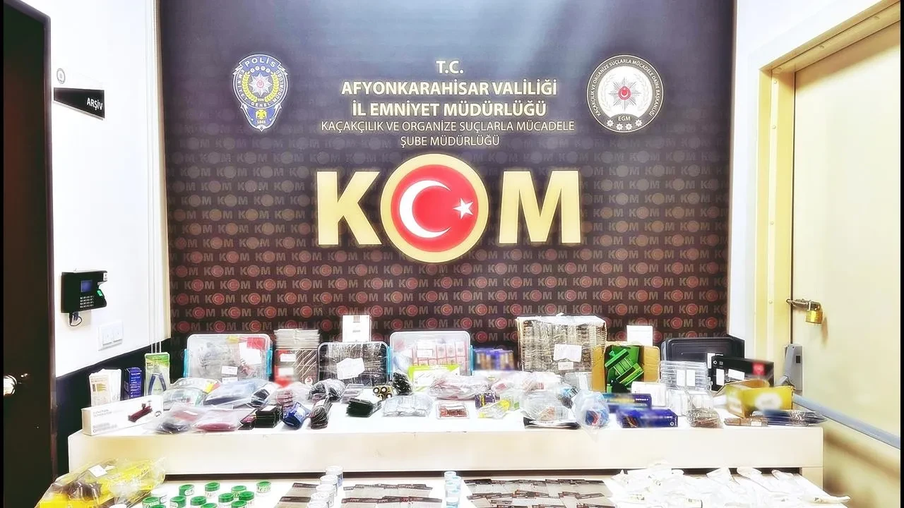 Afyonkarahisar polisi binlerce kaçak telefon aksesuarını yakaladı