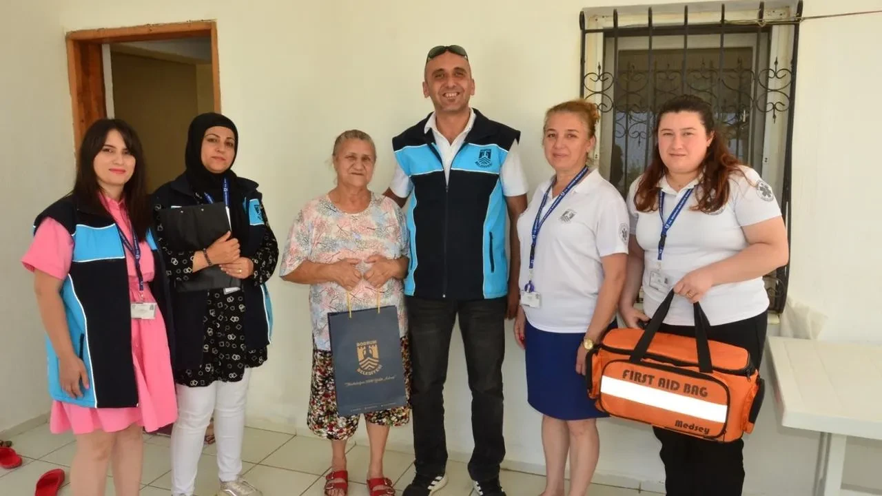 Bodrum Belediyesi yaşlıları bayramda evlerinde ziyaret etti