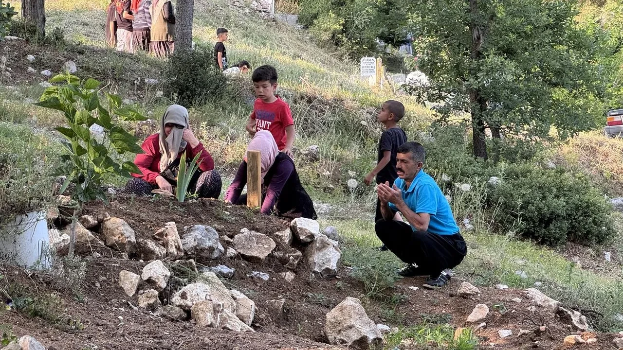 Mersin Değirmendere köyü sakinleri mezarlıkta dua etti
