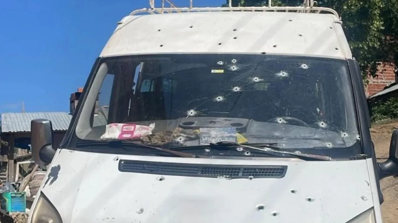 Kastamonu Doğanyurtta muhtar Şengürün minibüsü kurşunlandı