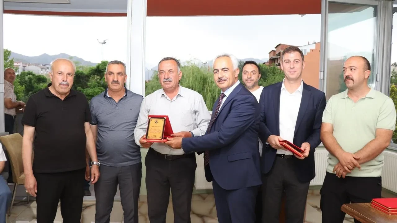 Oltu Belediyesi emekli çalışanlarını plaketlerle onurlandırdı
