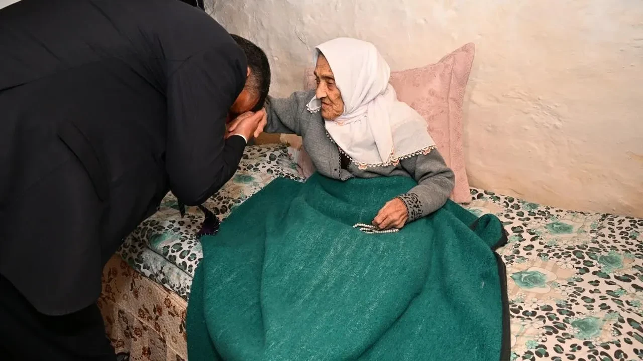 Vali Çiftçi 102 yaşındaki Nuriye Nineyi ziyaret etti